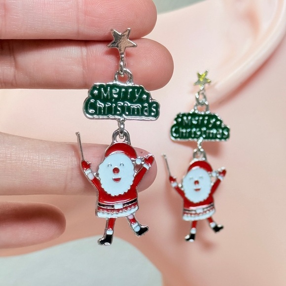 Cute Santa Earrings 🎅🏻 - Picture 4 of 6